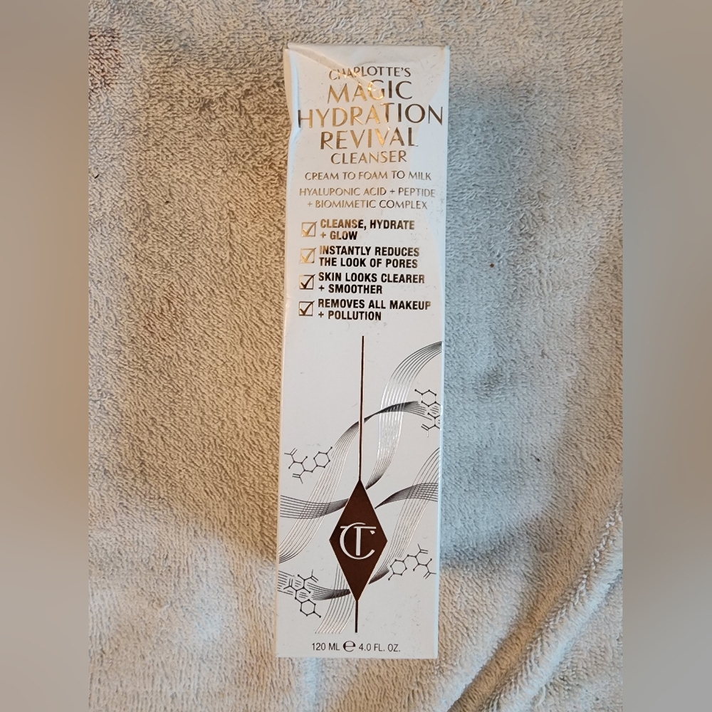 Charlotte TilburyMagic Revival Foaming Gentle Cleanser with Hyaluronic Acid 120m